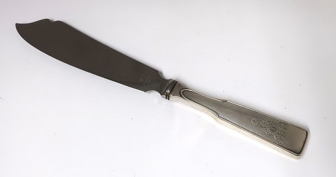 Hans Hansen. Sølvbestik (830). Arvesølv no. 2. Kagekniv. Længde 27,5 cm. 
Produceret 1931.