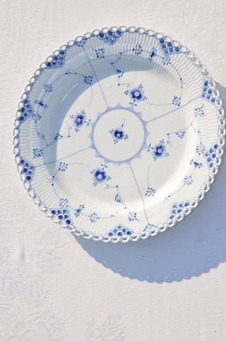 Royal Copenhagen Blue fluted full lace         Round dish 1041