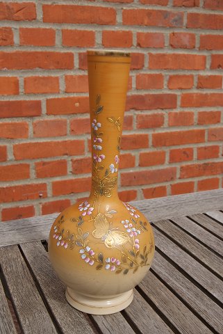 Vase mit schlanken Hals, geschmückt mit Blumen und Schmetterlingen