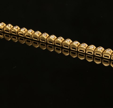 Tennisarmband, 18kt Gold, mit 57 Diamanten. L: 
19,5cm