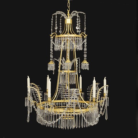 An impressive crystal chandelier in the manner of 
Werner & Mieth, Berlin. Louis XVI around 1800. H: 
103cm. D: 80cm
