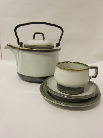 Bing & Grøndahl Stoneware Tema-Serie
Teekanne, Tasse mit Untertasse, Kuchenteller
Teekanne: verkauft, Teetasse mit Untertasse Dkr. 90,-, Kuchenteller, Dkr 30,-
B&G-nr. 
Wir haben mehere verschiedene Teile der B&G Tema-S