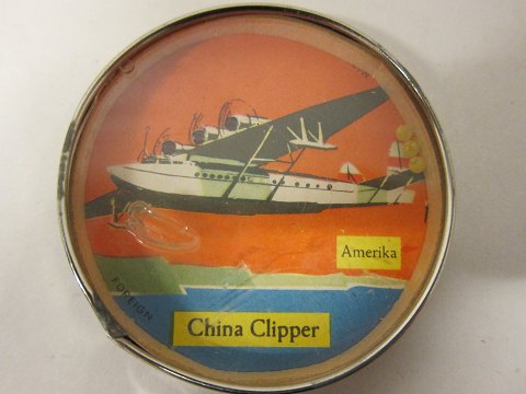 Altes Spielzeug
"China Clipper", Foreign, Amerika
Alle 3 Kugeln mussen in die 3 Löcher bei die Propeller
Wir haben eine Auswahl von altem Spielzeug
Kontakten Sie uns bitte für weitere Information