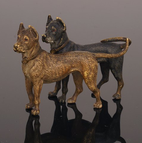 Wiener Bronze Figur in Form von zwei Hunden. 
Hergestellt um 1880. H: 8cm. L: 12cm