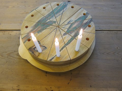 Der Jahres-Kerzenhalter "CAKE" fra Gold-Li Design, Dänemark
Beim verschiedene Gedenktagen begehen ist "CAKE" da.
Die Licht-Torte ”CAKE” von Gold-Li Design, Dänemark, ist örtlich Design und 
guter Handwerk aus Südjütlland.