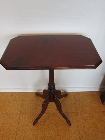 Säulen-Tisch
Um 1880
B: 78cm
Top-Platte: 60cm x 39cm