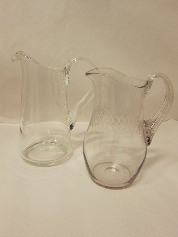 Glaskander
Gamle smukke glaskander
Th: Glaskande med sneglehåndtag og slibninger, H: 20cm, Dkr.: 575,-
