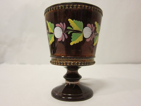 Lustre Pokal mit einer schöne Bemalung
Um 1890
H: 12cm
Wir haben eine Auswahl von Lustre