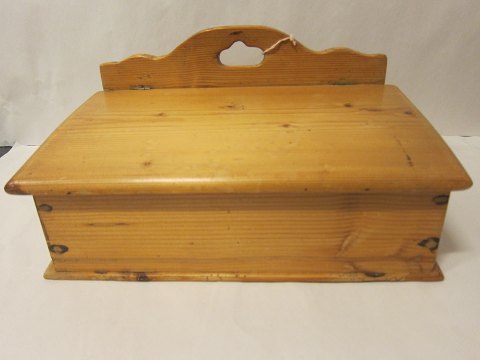 Kästchen mit Deckel und Flattersatz 
Kästchen aus Kiefer
Ürsprünglich für die Wischlappen oder die Geräte des Schumachers
Um 1900
In gutem Stande