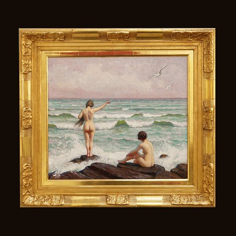 Paul Fischer, 1860-1934: Zwei junge Mädchen beim 
Baden am Strand. Öl auf Leinen. Signiert. 
Lichtmase: 50x58cm. Mit Rahmen: 72x79cm