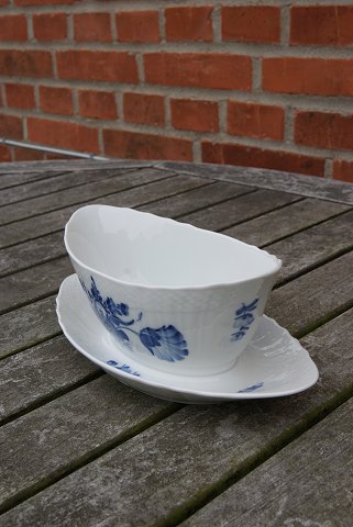 Blue Flower Curved Danish porcelain. Oval sauce boats on fixed stand 35cl
