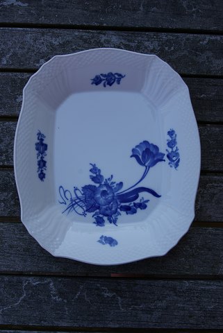 Blå Blomst Svejfet porcelæn. Firkantet brødbakke 26x22cm