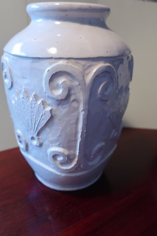 Alte Vase aus  Steingut gemacht
Signiert: S.N.H.K.
H: ca. 25cm