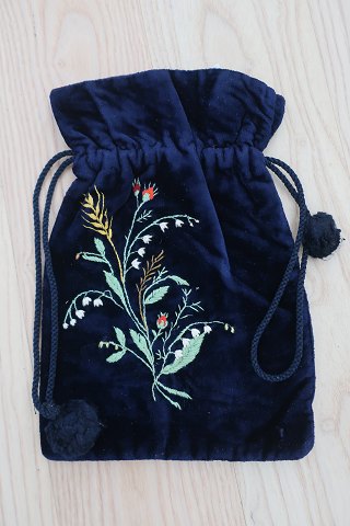 Eine antikke und schöne alte Handtäschchen
Aus blaum Stoff/Velour handgemacht und handbrodiert 
Schliesung mit einem Schnur
Um 1880-1900
In gutem Zustand