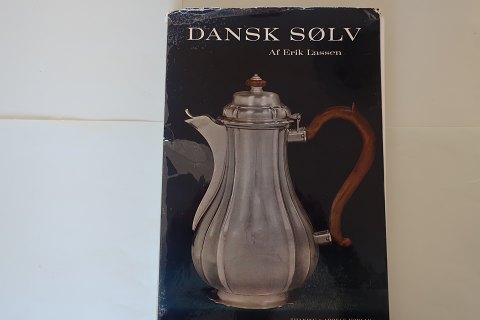 Dansk Sølv (Dänisch Silber)
Af Erik Lassen
Thanning og Appels Forlag
1964
Sideantal: 294
In gutem Stande
