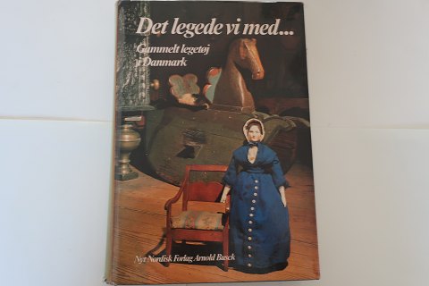 Det legede vi med
Gammelt legetøj i Danmark
Udgivet af: Nyt Nordisk Forlag Arnold Busck
1982
Sideantal: 335
In gutem Stand, aber benützt
