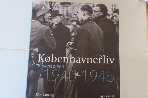 Københavnerliv , Besættelsen 1940-1945
Af åre Lauring
Forlag: Gyldendal
2015, 1. udgave, 1. oplag
Sideantal: 287
Neuwertiges Buch
