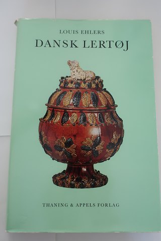 Dansk Lertøj (DänischeSteingut)
Af Louis Ehlers
Thanning & Appels Forlag
1967
Antal sider: 251
Inkl. avisudklip
In sehr gutem Stande