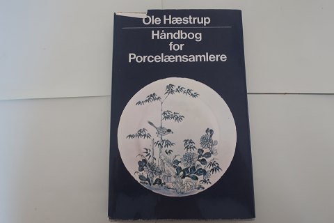 Haandbog for Porcelænssamlere
Af Ole Hastrup
Lademanns forlag
1977
Sideantal 256
God stand, men smudsomslagetlet beskadiget