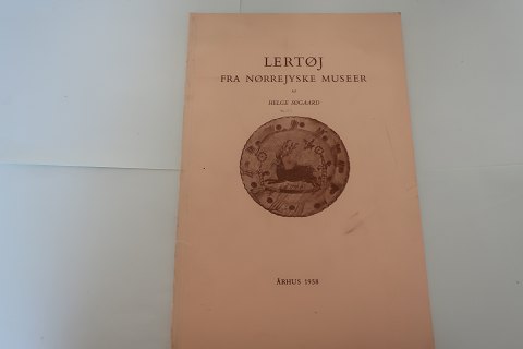 Lertøj fra Nørrejyske Museer
Af Helge Søgaard
1958
Bidrag til Jysk Keramiks Historie
Sideantal: 178
In gutem Stande