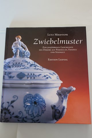Zwiebelmuster (Løgmønster)
Zur 300 Jährigen Geschichte des Dekors auf Porzellan, Fayence und Steingut
Af Lutz Miedtank
2001
Sideanrtal: 156
In gutem Stande
