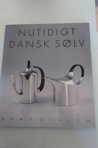 Nutidigt dansk sølv
Brøndsalen - Det Kgl. Haveselskabs Have 
1997
Sideantal: 94
In sehr gutem Stande