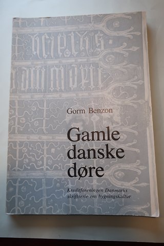 Gamle danske døre(Alte dänische Tür)
Von Gorm Benzon
En del af en hel serie, som blev udgivet af Kreditforeningen Danmarks 
skriftsserie om bygningskultur
1979
Sideantal: 112
In gutem Stand