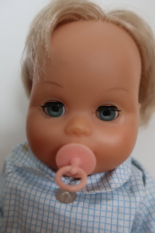 Eine Puppe aus die 1950-Jahren
"Tiny Tears Doll"
H: um 31cm
Stempel oben hinten: Made in England 12B
Öffnet und schliessen die Augen
Mit Sauger/Schnuller, Saugflasche und etwas Kleidern
In gutem Stande