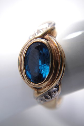 Gold ring with diamand and topaz