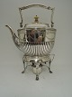 Lundin Antique 
presents: 
Hot water 
kettle and 
burner.
Silver (830) 
made by 
Michelsen, 
Copenhagen