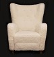 Dänischer Möbelproduzent: Easy Chair neubezogen mit Lammwolle. Dänemark um 1935. 
H: 105cm. B: 81cm
