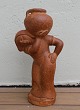 Klosterkælderen 
presents: 
Huge 
Terracotta 
stoneware 
figurine L. 
Hjorth 393 
Standing woman 
with jar 73 cm