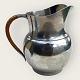 Moster Olga - 
Antik og Design 
presents: 
Just 
Andersen
Tin jug with 
bast handle
#1058
*DKK 600