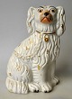 Pegasus – Kunst 
- Antik - 
Design 
præsenterer: 
Staffordshire 
hunde figur, 
fajance, 19. 
årh. England.