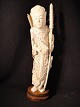 Figure of Ivory. in Form von Menschen mit schweren, Pfeil und Bogen, Buch. Stehend auf ...