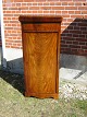 Stentoft Antik präsentiert: Sockel Schrank in Mahagoni. Reich.aus dem Jahr 1850 bis 1880mit gebogenen Tür ...