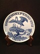 Stentoft Antik präsentiert: Day Plates Jahr 1921.Storchennest im Nest mit drei Jungen.Durchmesser. 12 ½ ...