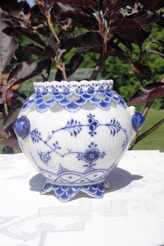 Royal Copenhagen Musselmalet vase 1043