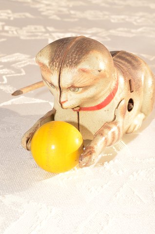 Blech-spielzeug Katze mit Ball