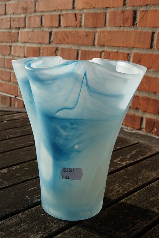 Vase mit Wellenschliff in bereift blaues Glas