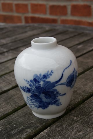 Blue Flower Curved China. Plump vase H 11cms