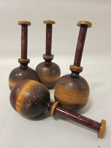 Gerät für die Handarbeit, antik
Spiel mit 4 stk.
Das Gerät ist auf das Basteln von Stricken verwendet.
H: 17cm