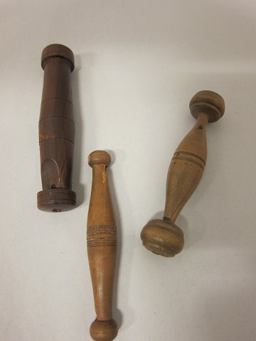Gerät für die Handarbeit, antik
Wir haben eine grosse Auswahl von Geräte für die Handarbeit, - Geräte, die 
antik oder sehr alt sind
L: 11cm (links) – L: 10cm (in der Mitte und rechts)