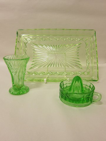 Tablett, Vase und Zitronenpresse.
Grün Glas
Tablett: 29,5 x 19,5cm - Vase H: 10,5cm - Zitronenpresse: durchmesser: 9,5cm