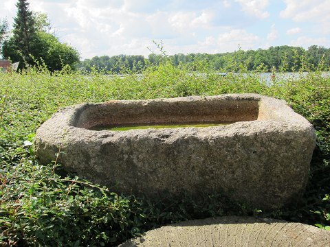 Steintrog, antik
Um 1850
Rot Granit
L: 102cm, B: 52cm, D: 39cm
Wir haben u.a. eine grosse Auswahl von interessanten, antiken Steintröge, 
Mühlsteine und Steine, die für das schroten von Korn ursprünglich verwendet 
waren.