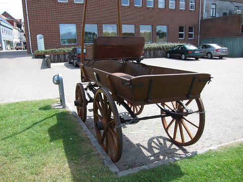 Pferdewagen/Kutsche, antik 
Früher als 1900
Bemerkung: Der Pferdewagen ist langjährig im Verwahrung unter einem Dach 
gewesen