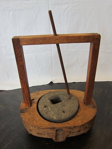 Handmühle, Senfmühle, antik, um 1800
Die Handmühle ist inklusive des Stein und der Stäbchen
Beim einsetzen von der Stäbchen in ein von den Löchern ist es möglich den Stein 
zu drehen, und die Flüssigkeit kommt aus der Tülle (sehen Sie bitte das Foto)

