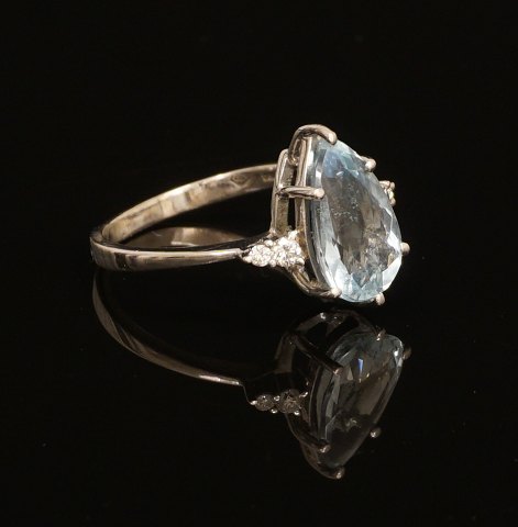 18kt Weissgold Ring mit Aquamarin und vier 
Diamanten. Ringr. 56