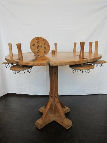 Tisch der für das Giesen der Stearinkerzen verwendet war, antik
Die Kerzen wurden an die Haken der runden Halter angebracht
Es gibt Plätze für cirka 100 Kerzen "unter dem Tisch" und es ist möglich alle 
runden Halter abzunehmem
Funktionel/stimmungsvoll