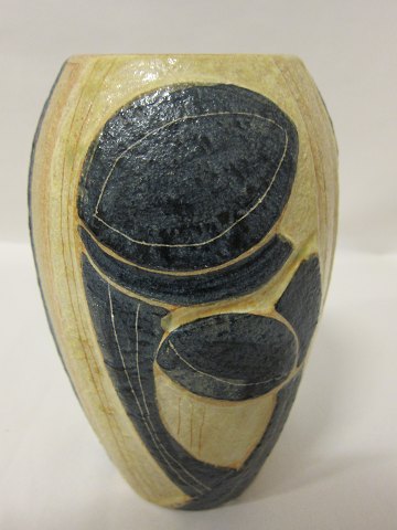 Vase, Søholm, Bornholm, Dänemark
Eine schön und besondere Vase
H: 22cm, D: 14cm
Wir haben eine grosse Auswahl von Keramik aus Søholm
Kontakten Sie uns bitte für weitere Information